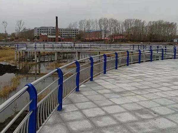 不銹鋼復(fù)合管護(hù)欄案例